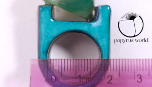 como medir la talla de un anillo. en esta foto un anillo papyrus-world con una regla en cms para medir el diametro interno