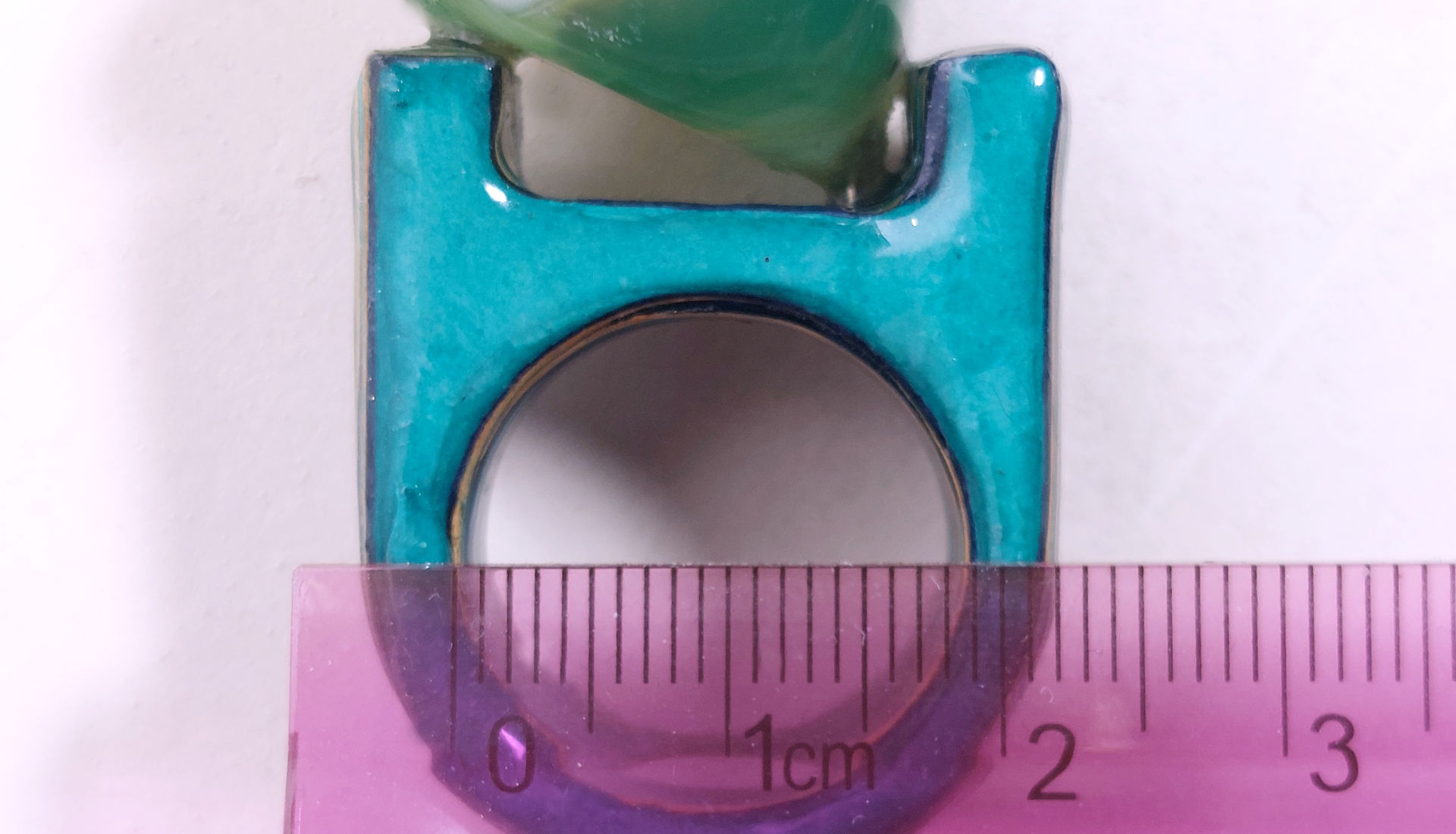como medir la talla de un anillo. en esta foto un anillo papyrus-world con una regla en cms para medir el diametro interno